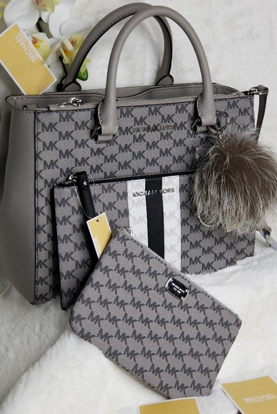 Michael Kors Handbags - Michael Kors SET 4pcs bag wristlet +++